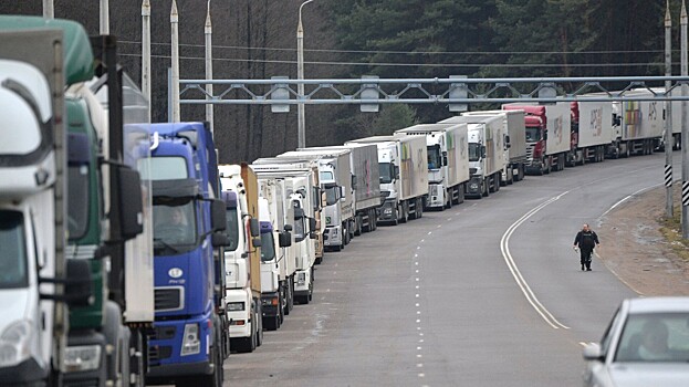 Польша запретит проезд через границу российских грузовиков