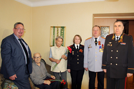 Руководство УТ МВД России по УрФО поздравило с приближающимся Днем Победы труженика тыла и ветерана уральской транспортной милиции