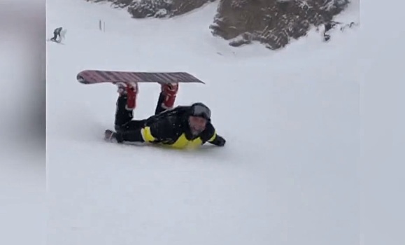 Российский сноубордист съехал на животе с Эльбруса