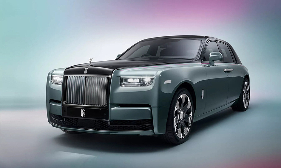 Седан Rolls-Royce Phantom в этом году пережил небольшое обновление. Инженеры слегка подретушировали решетку Pantheon Grille и добавили подсветку, как на младшем Ghost. Блоки фар украсили сделанные лазером «звездные огни». Базовые колеса теперь фрезерованные стальные, с треугольными гранями, полной или частичной полировкой. Звездный потолок Starlight Headliner имеет уникальный дизайн. Звёзды здесь размещены таким образом, чтобы сместить фокус внимания на заднюю часть салона. Также был представлен сервис Rolls-Royce Connected, который позволяет с помощью фирменного приложения Whispers проверять статус автомобиля, управлять поездками (отправлять маршруты с телефона напрямую в навигационную систему автомобиля) и сервисным обслуживаем. Стоимость модели начинается с $460 000 (27,6 млн рублей)