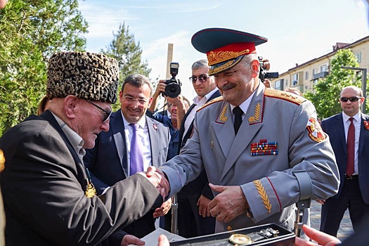 В Дагестане 100-летнему ветерану вручили юбилейную медаль к 80-летию Победы