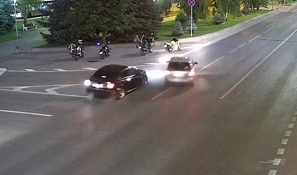На видео попало вечернее ДТП в центре Волгограда с тремя пострадавшими