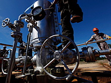Мировые поставки нефти рекордно упали