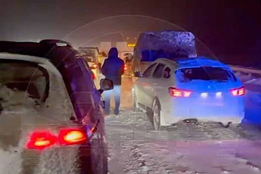 На трассе в Москву образовалась десятикилометровая пробка