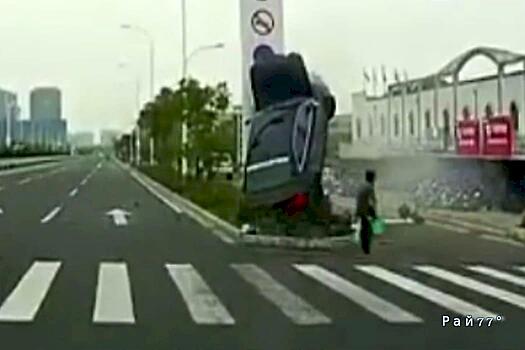 Водитель, объезжая пешехода, угробил легковушку