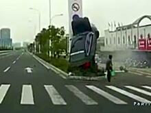 Водитель, объезжая пешехода, угробил легковушку