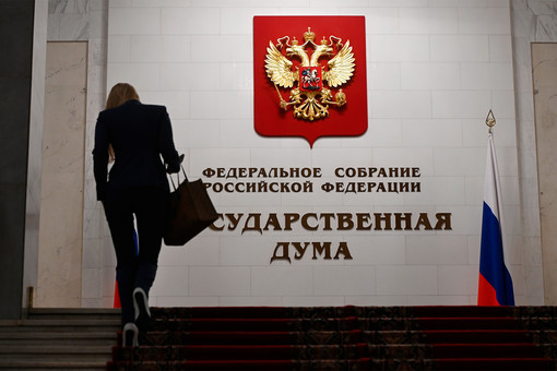 В Госдуме не хотят запрещать курение возле подъездов и остановок транспорта