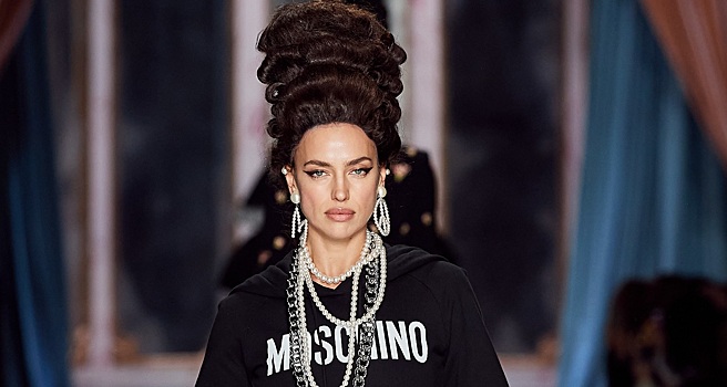 Пышный кринолин и многоярусный парик: Ирина Шейк блеснула на показе Moschino в Милане