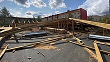 Обрешетку крыши заканчивают рабочие на филиале художественной школы на Окружном шоссе, 25 в Вологде