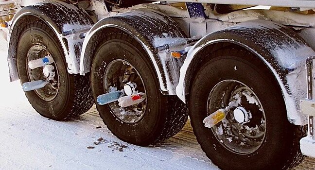 Зачем дальнобойщики крепят на колеса пластиковые бутылки