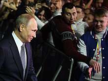 Предвыборная кампания Путина кажется четко спланированной и вымученной – если не считать одного объятия