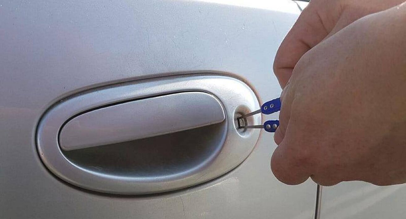 Если аккумулятор не открывает двери. Вскрытие машины без ключа. Ключ в двери машины. Вскрыть автомобиль. Открывание дверей машины.