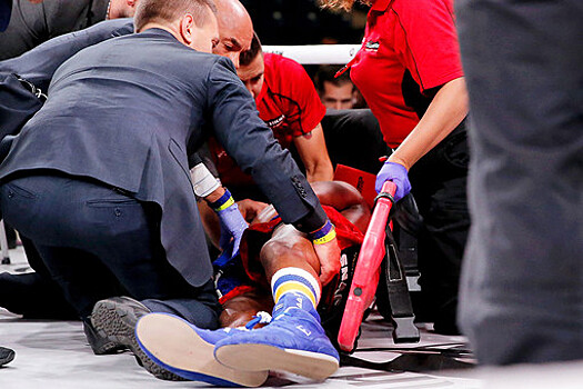 «Критическое состояние»: боксер впал в кому после нокаута