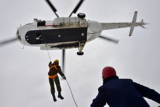 В Новосибирске десантники-пожарные отработали навыки спуска с вертолета