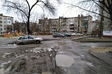 «Лада Калина» застряла в яме с лужей на севере Волгограда