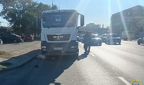 В Волгограде пешеход погиб под колесами грузовика