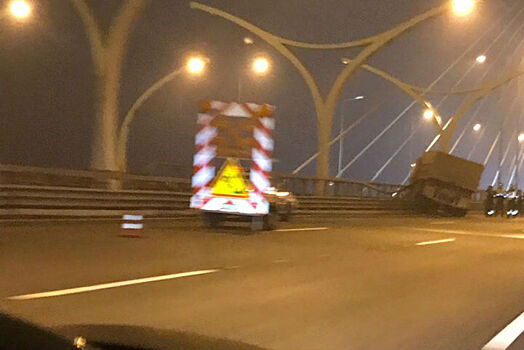 Грузовик влетел в ограждение на ЗСД