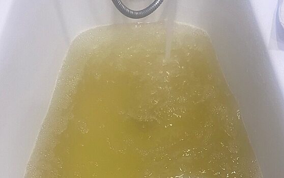В квартирах горожан течет вода «с добавлением золота» после ремонта водопровода