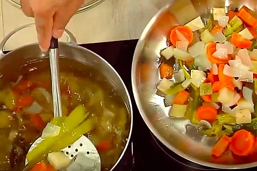 Легкий и свежий суп-пюре из зеленого горошка