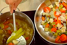 Легкий и свежий суп-пюре из зеленого горошка
