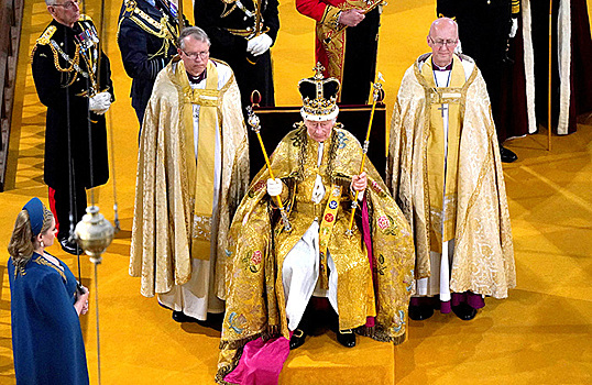 В Великобритании короновался Карл III. Что осталось за кадром?