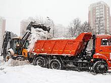 Более 18 тысяч единиц техники круглосуточно убирают снег в Москве
