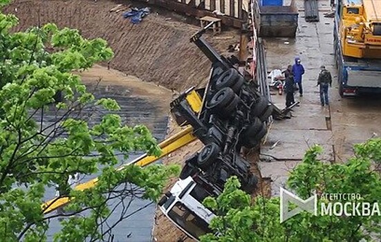 На юге Москвы рухнул строительный кран
