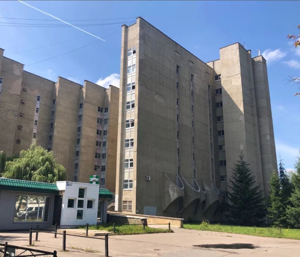 Пожилой мужчина выпал из окна больницы в Обнинске