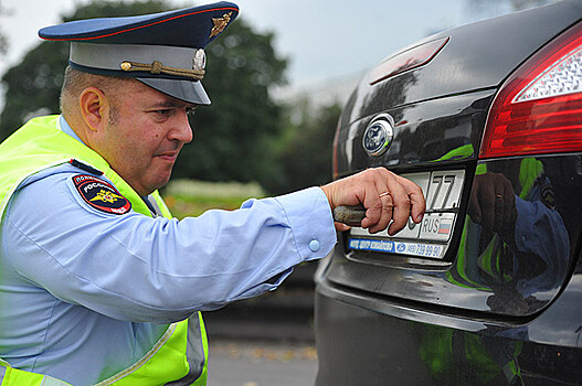 Когда инспектор ГИБДД вправе снять номера с автомобиля