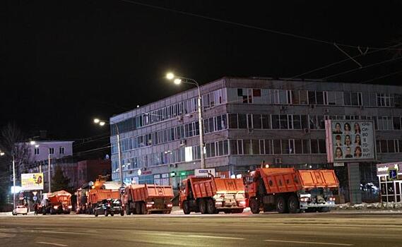В снегопад дорожники работают в усиленном режиме