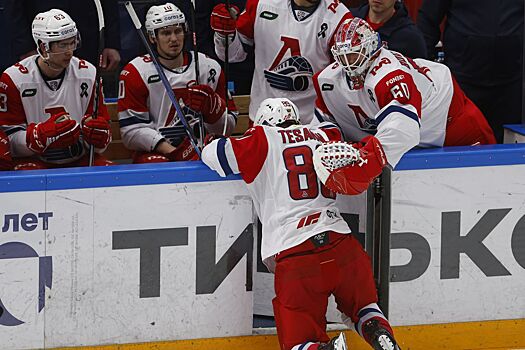 Даниила Тесанова увели под руки с площадки после столкновения у борта с Люком Джонсоном