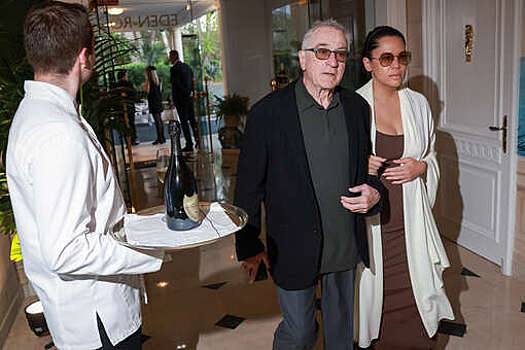 Роберта Де Ниро заметили на вечеринке с матерью его седьмого ребенка Тиффани Чен