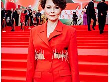 Дарья Повереннова похвасталась бесконечными ногами на красной дорожке ММКФ