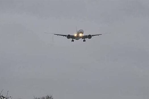 «Прыгающий» над посадочной полосой самолет сел во время шторма и попал на видео