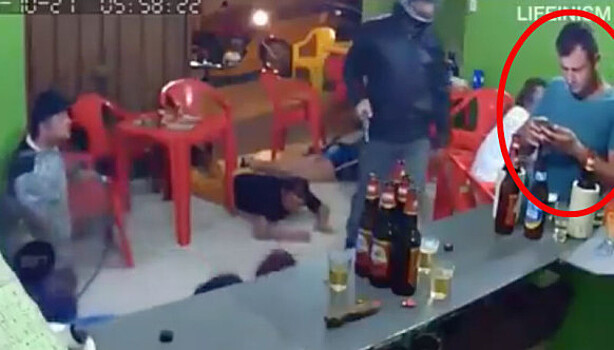 Бразилец был так увлечен перепиской в Whatsapp, что не заметил ограбления в баре, в котором он выпивал