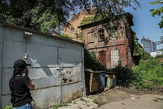 Двухэтажный туалет пытаются отжать в историческом центре Владивостока