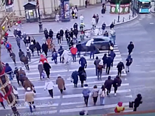 Автомобиль наехал на людей на переходе в Петербурге