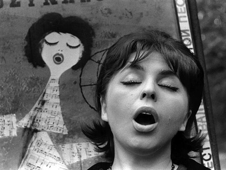 Фотограф Мирослав Муразов, «Поющая девушка», 1960 год.