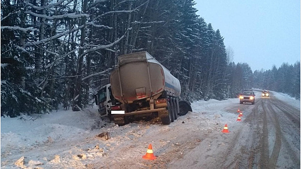 На трассе в Кировской области грузовик врезался в иномарку