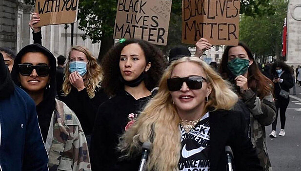 Мадонна пришла на митинг в защиту темнокожих на костылях