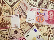 Юань продолжает снижаться по отношению к доллару