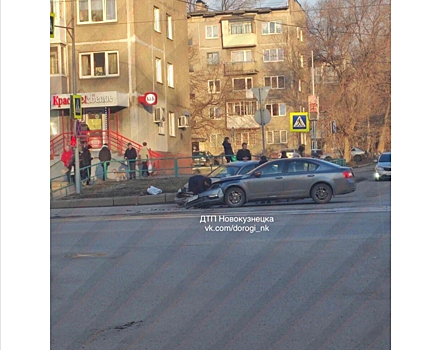 Два автомобиля столкнулись на перекрестке в Новокузнецке