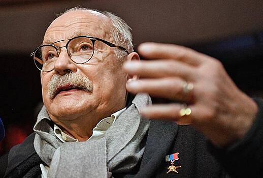 Михалков осудил летавшую на военном самолете блогершу и напомнил про войну