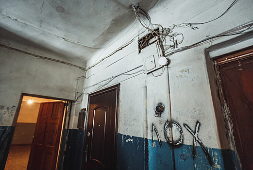 Силовики заподозрили юношу в Кемерове в призывах к террору за надпись в подъезде