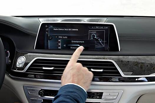 Новый BMW 7 серии может припарковаться без водителя за рулем