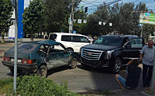 Огромный Cadillac «уничтожил» ВАЗ-2108 на перекрестке
