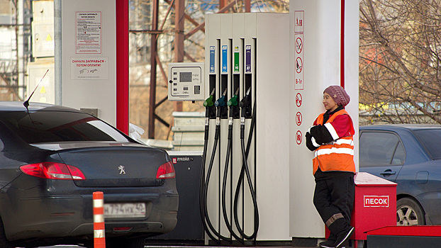 Бензин на российских заправках дешевеет, но есть нюанс