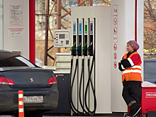 Бензин на российских заправках дешевеет, но есть нюанс