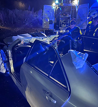 Пассажира зажало в салоне: автомобиль врезался в фонарь в Кемерове