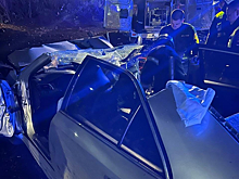 Пассажира зажало в салоне: автомобиль врезался в фонарь в Кемерове